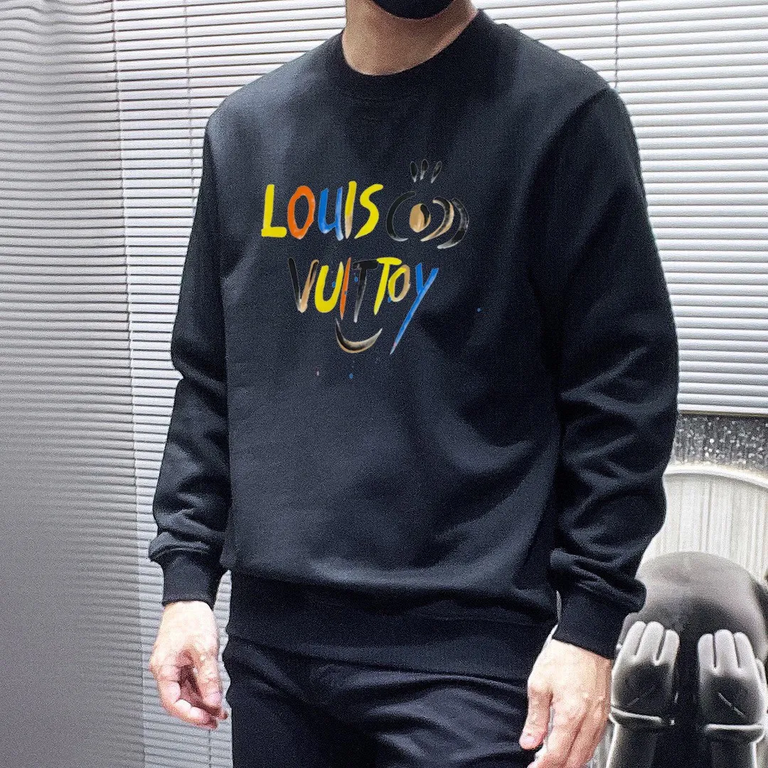 🅿️220 brand [LV Louis Vuitton] (good news for fat people) 2025ss autumn latest long-sleeved round-neck sweatshirt, on sale simultaneously on the official website. Refreshing and breathable. Made of top Tencel Roman. Comfortable and soft. 3D three-dimensional clarity. Super fashion sense. Great for gifting and keeping for yourself. Size: M-5XL (can wear up to 220 pounds)